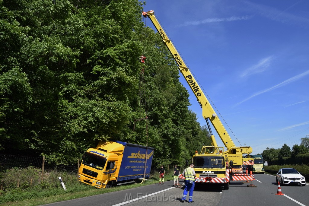 LKW in Boeschung A 3 Rich Frankfurt Hoehe Roesrath Lohmar P149.JPG - Miklos Laubert